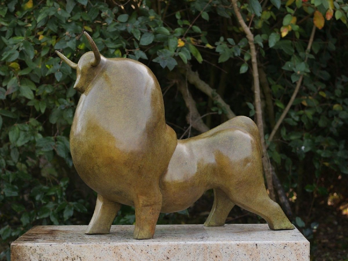 Bronzefigur Stier mit grüner heisser patina