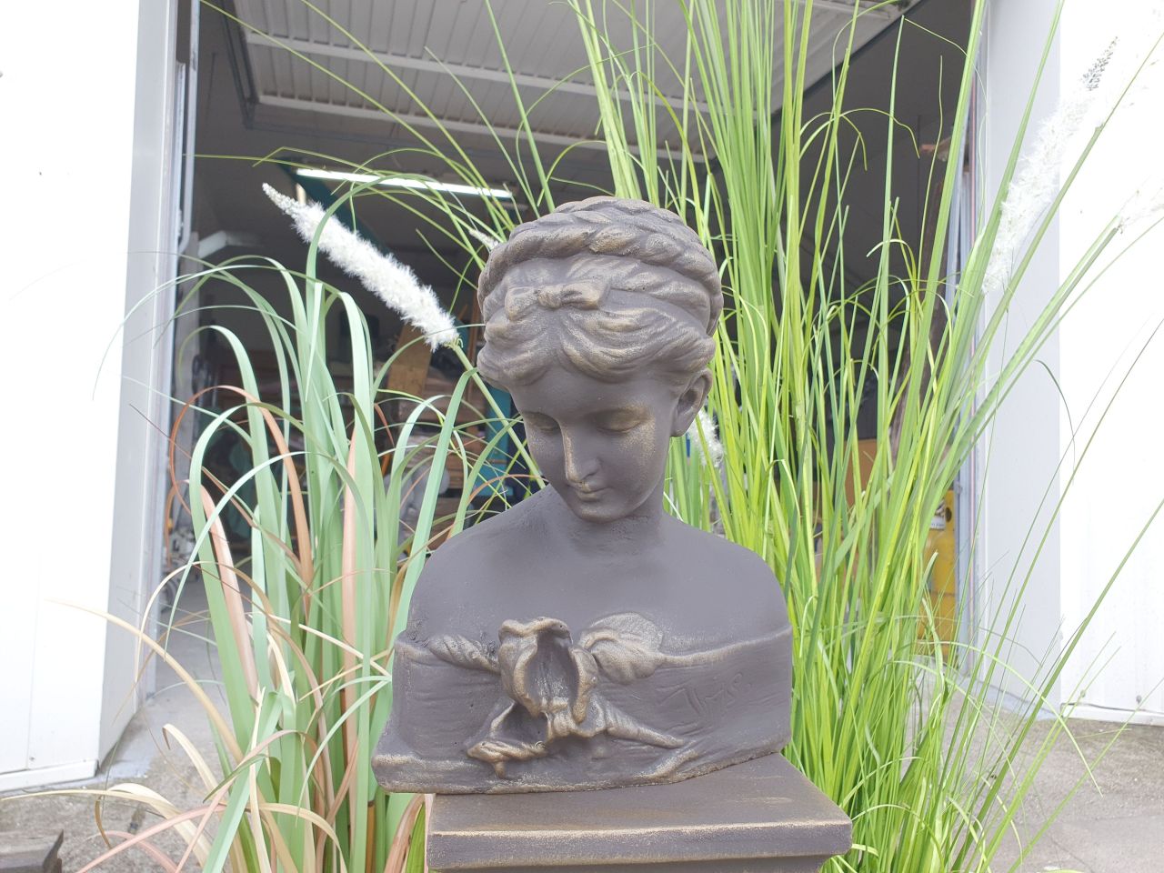 Gartenfigur Büste Frau „Lara“, verschiedene Farben