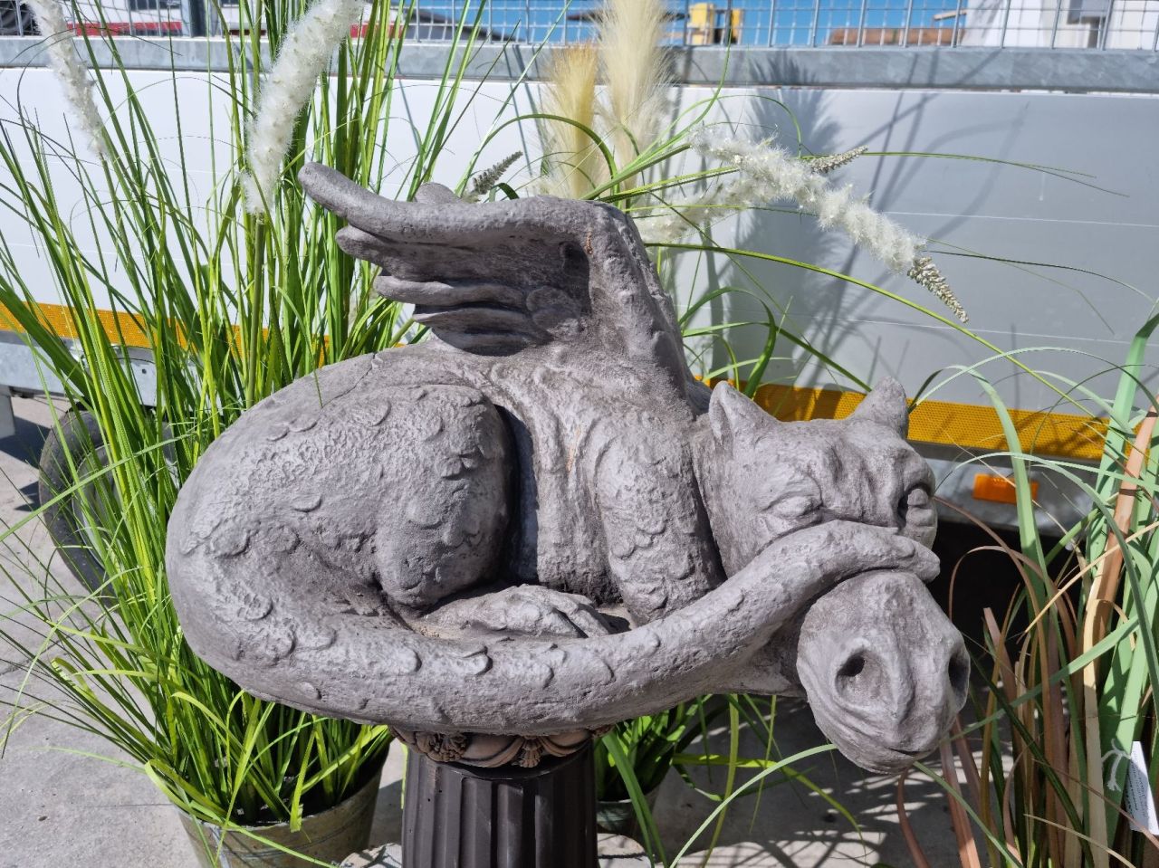 Gartenfigur Drache „Grand Smug“ schlafend, verschiedene Farben