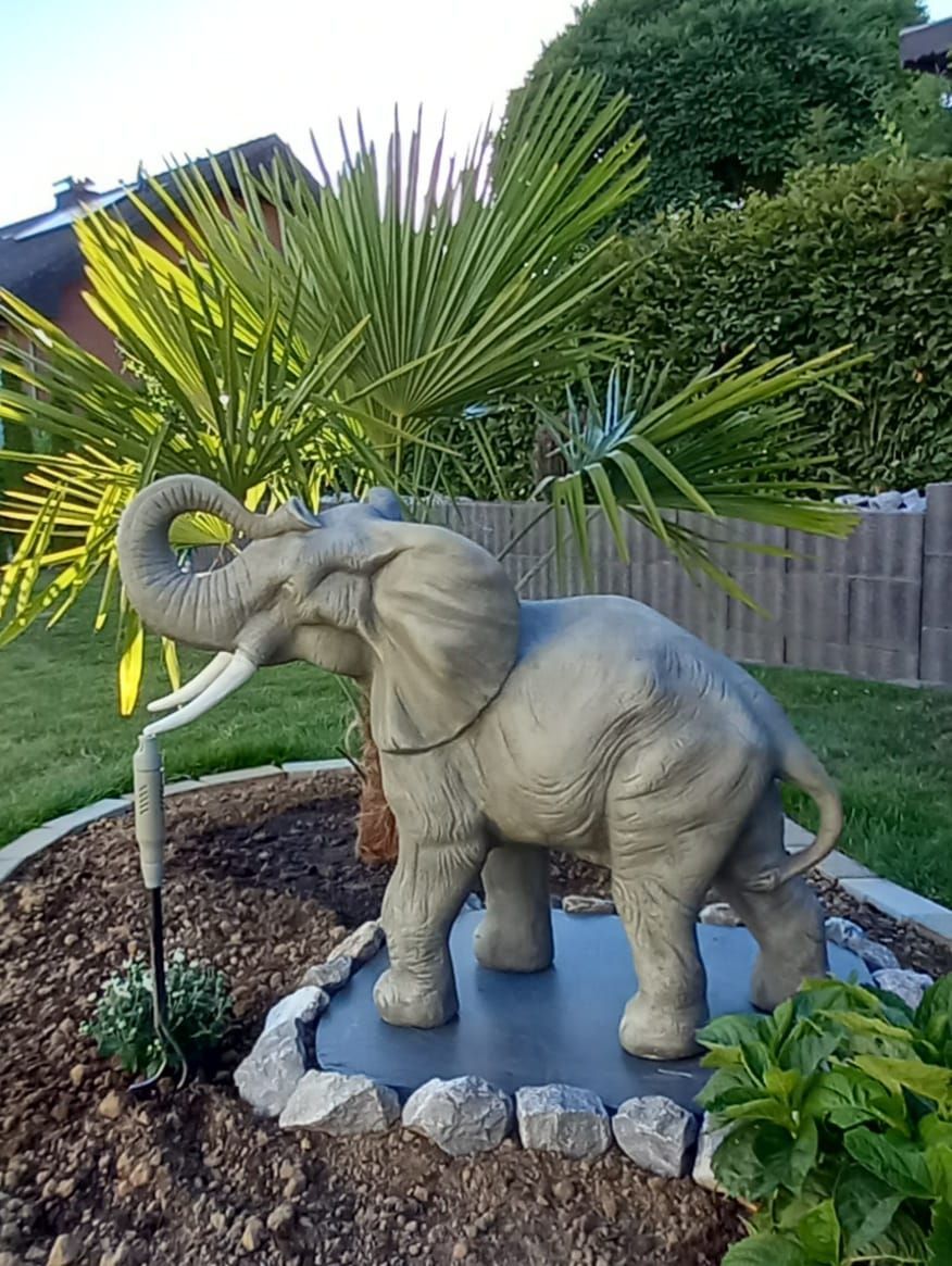 Gartenfigur Elefant XXL, verschiedene Farben mit Stoßzähnen