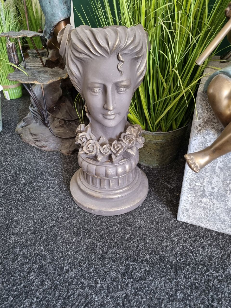 Skulptur Büste „Lady mit Rosenkette“ inkl. Sockel im Set, „Elegance“