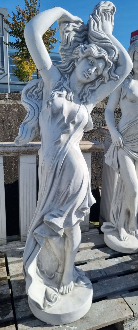 Gartenfigur Frau mit wildem Haar