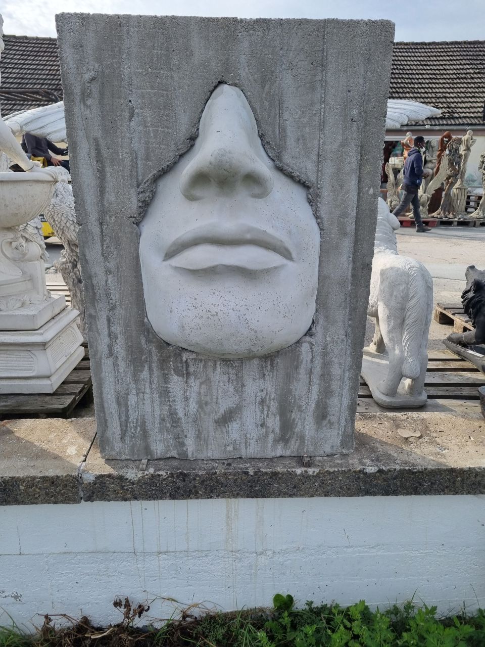 Skulptur, Hauswand Dekoration „Gesicht in Wand“ mit Wunschfarbe