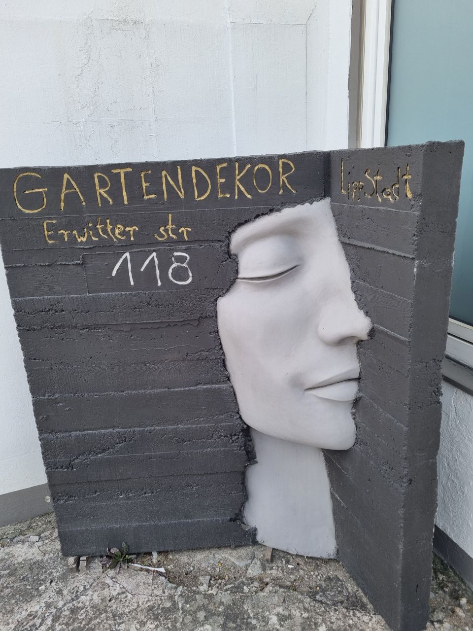 Skulptur, Hauswand Dekoration „Gesicht in Wand“ mit Beschriftung