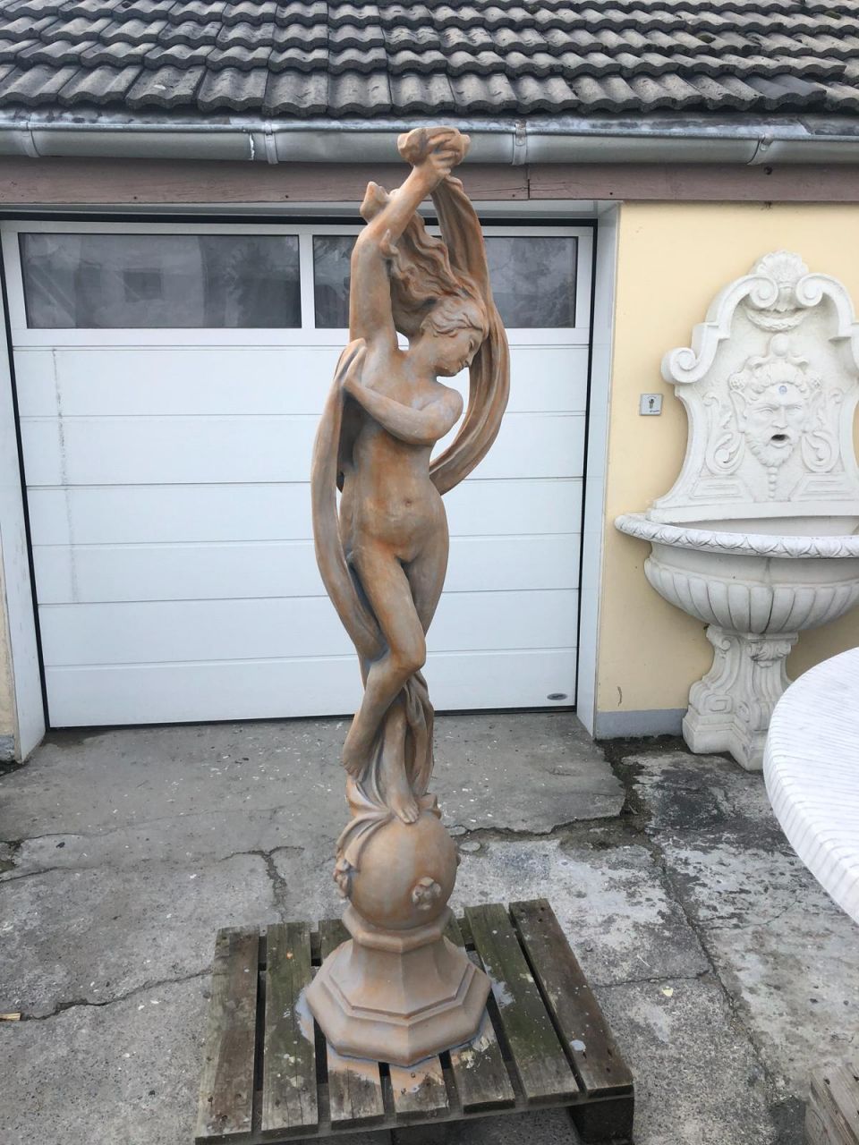 Gartenfigur Frau mit Tuch auf Kugel in Farbe