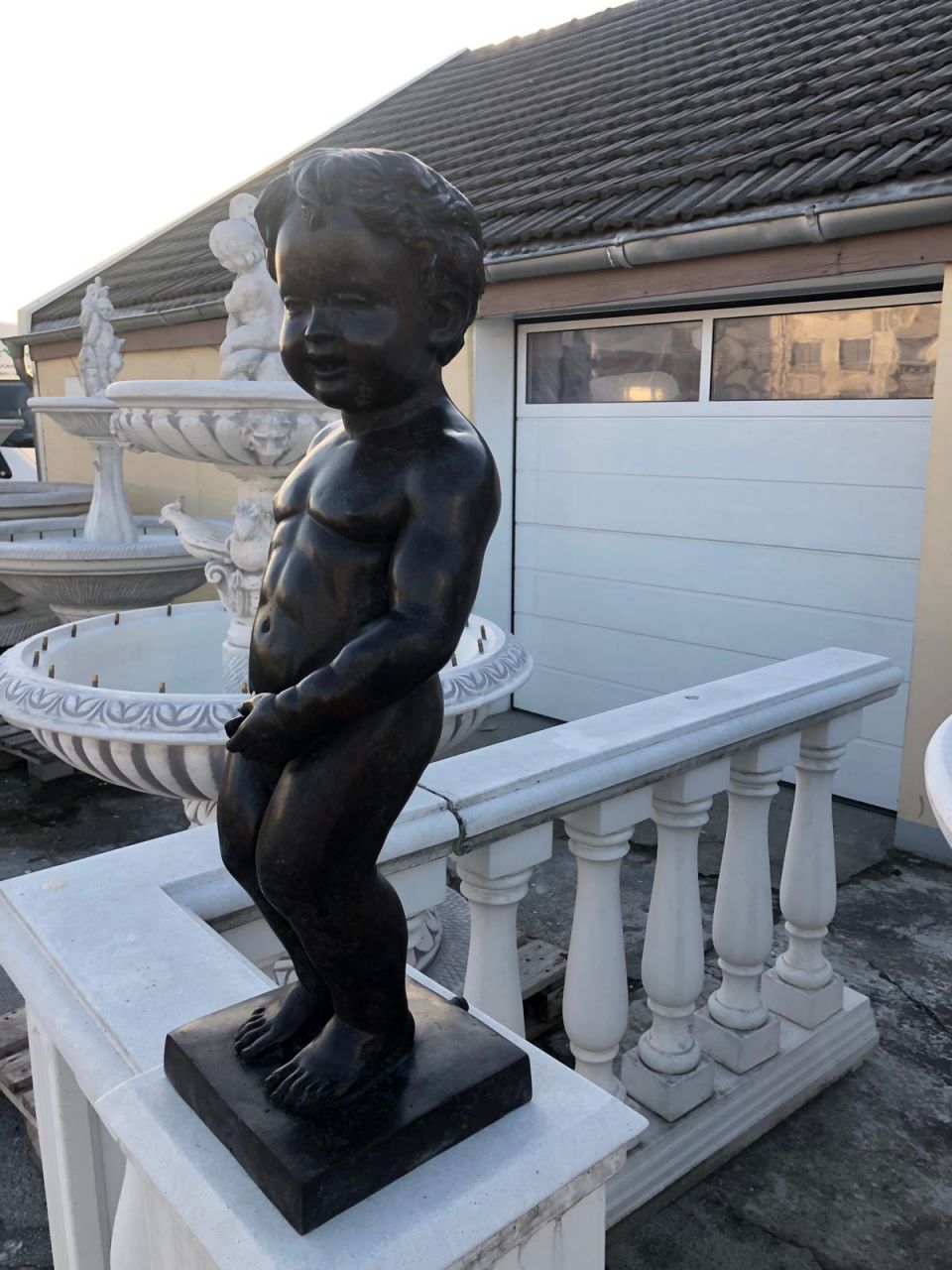 Bronzefigur Manneken Pis wasserspeiend