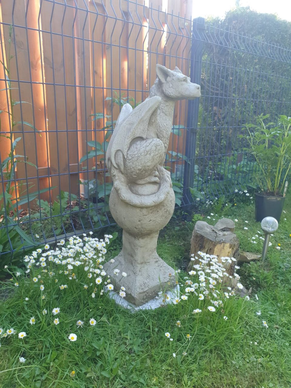 Gartenfigur „ERYL“, Drache auf Kugel, © by Fiona Scott – Original von Vidroflor