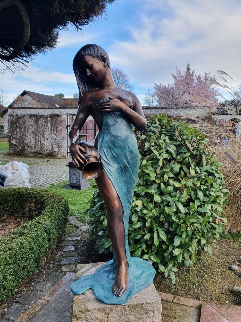 Gartenfigur „Frau mit Krug“, groß, als Wasserspiel möglich aus Bronze