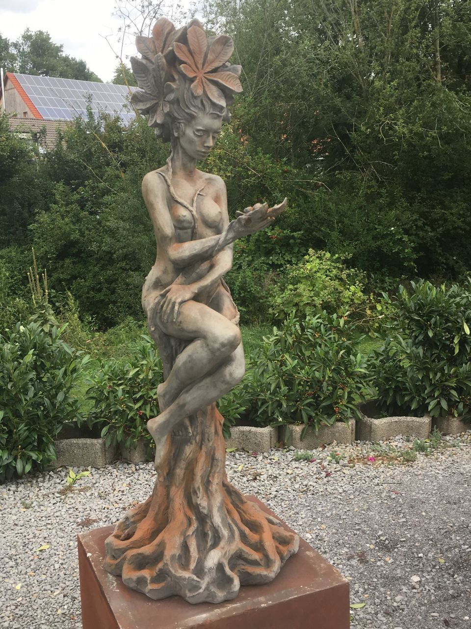 Gartenfigur Baumhüterin „KASTANIE“, Steinguss, Rosteffekt – Original von Vidr…