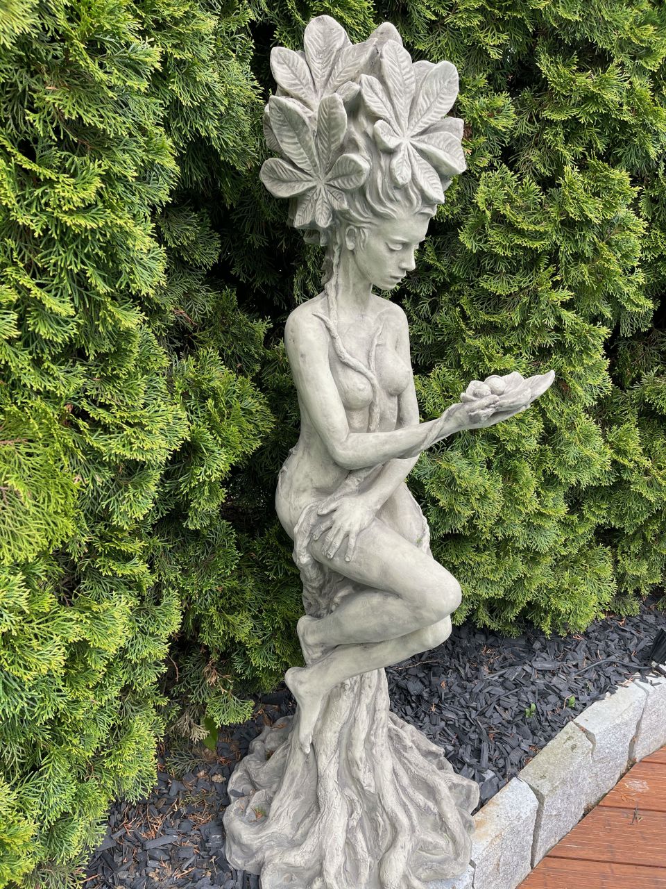 Gartenfigur Baumhüterin „KASTANIE“, Steinguss – Original von Vidroflor