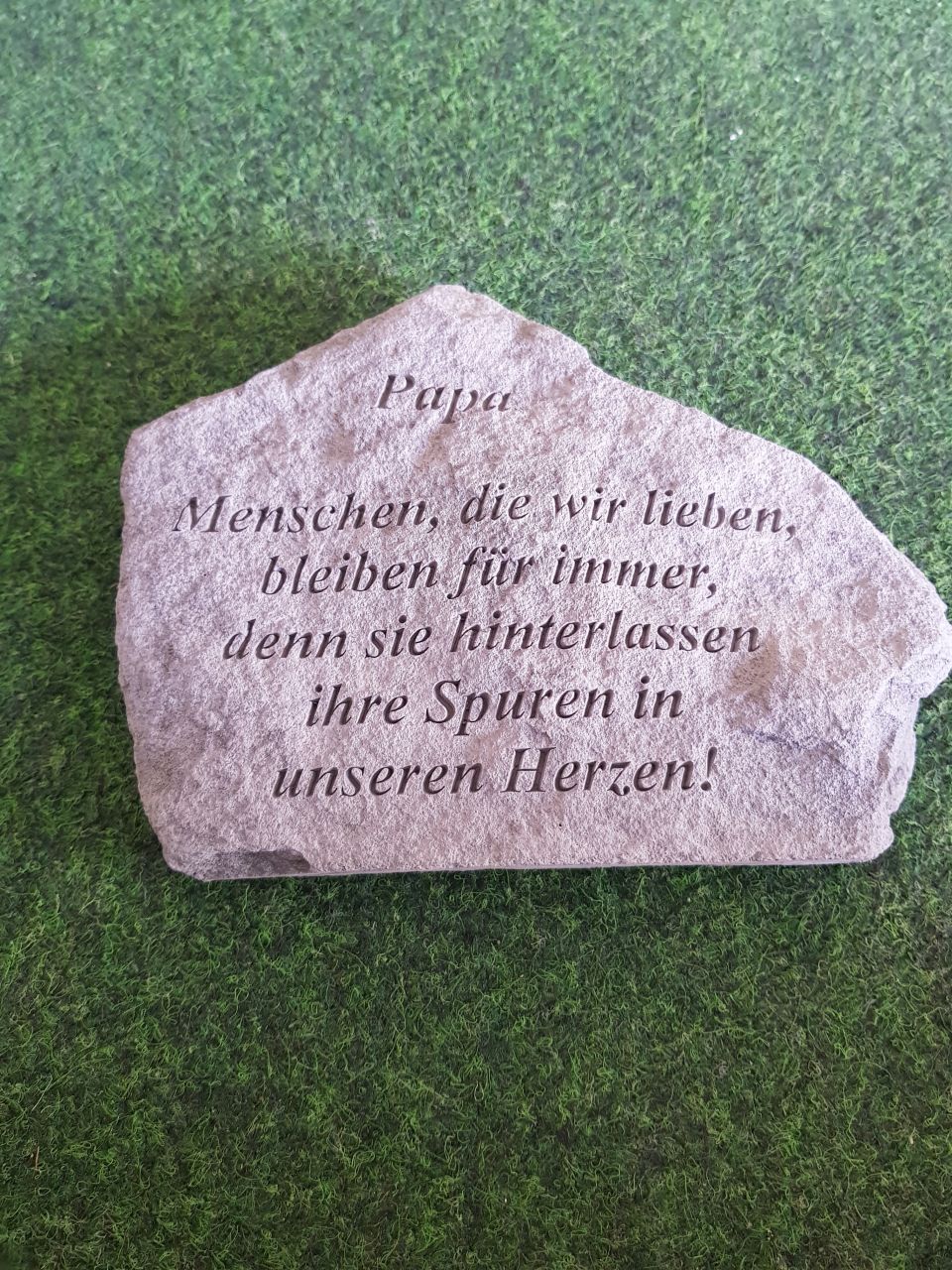 Gedenkstein „Papa, die Menschen die…“