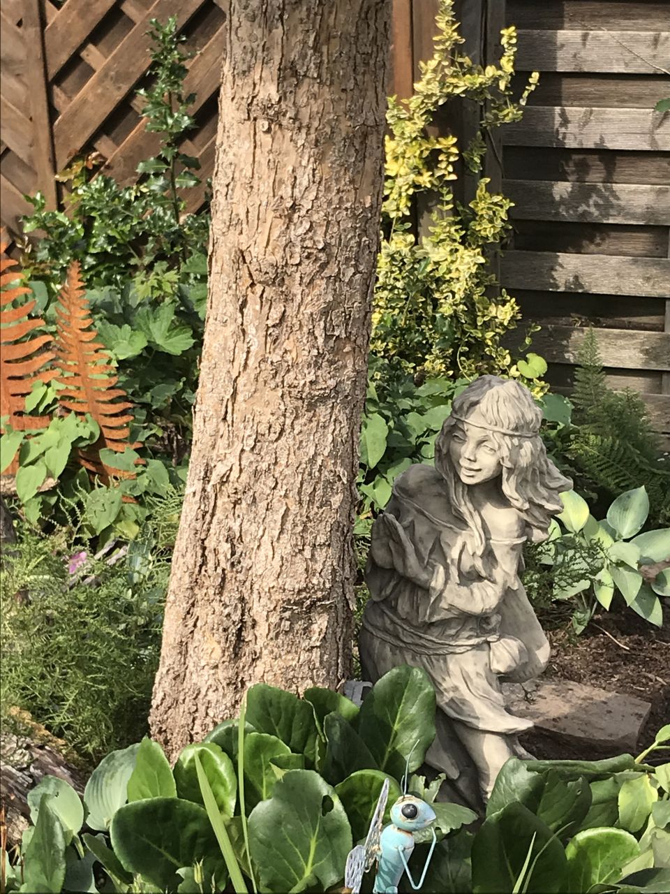 Gartenfigur Waldbewohnerin versteckt „BRÜNHILD“, Steinguss – Original von Vid…