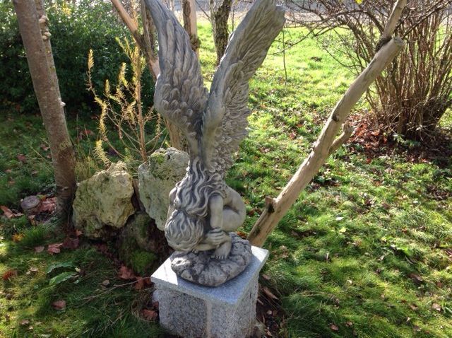 Gartenfigur Hockende Engelfrau m. Flügeln „RACHEL“, Steinguss – Original von …