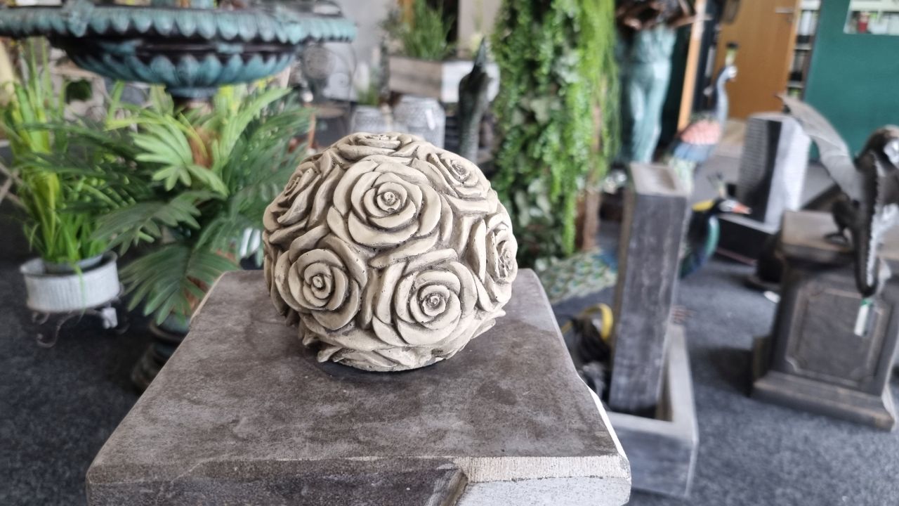 Skulptur Rosenkugel, Betonguss, verschiedene Farben