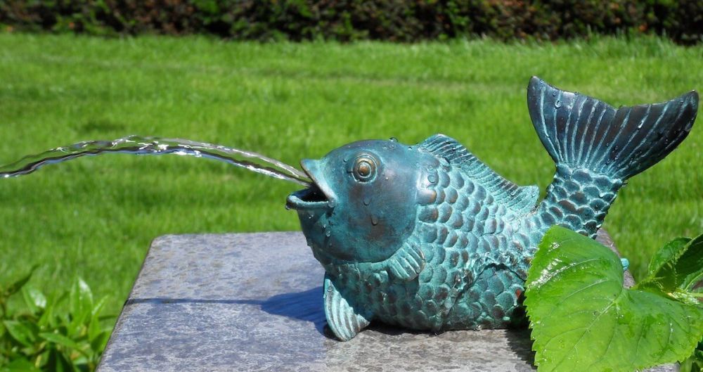 Bronzefigur kleiner Fisch als wasserspeier