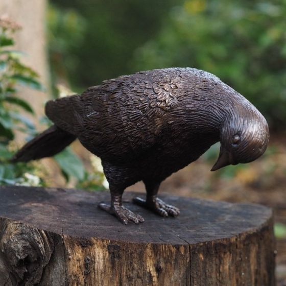 Bronzefigur Taube kopf nach unten