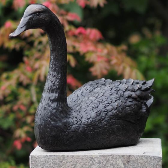 Bronzefigur sitzender Schwan groß