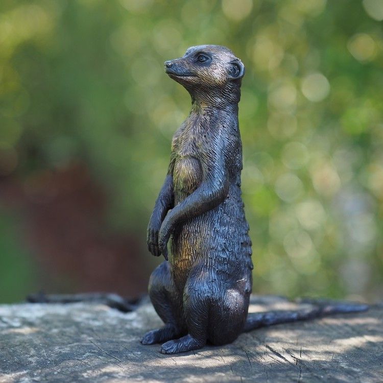 Bronzefigur sitzendes Erdmännchen