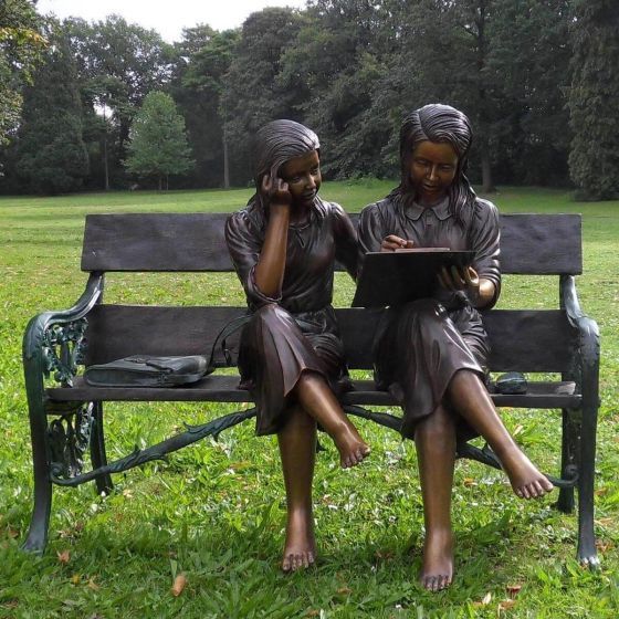 Bronzefigur Zwei Mädchen auf Bank