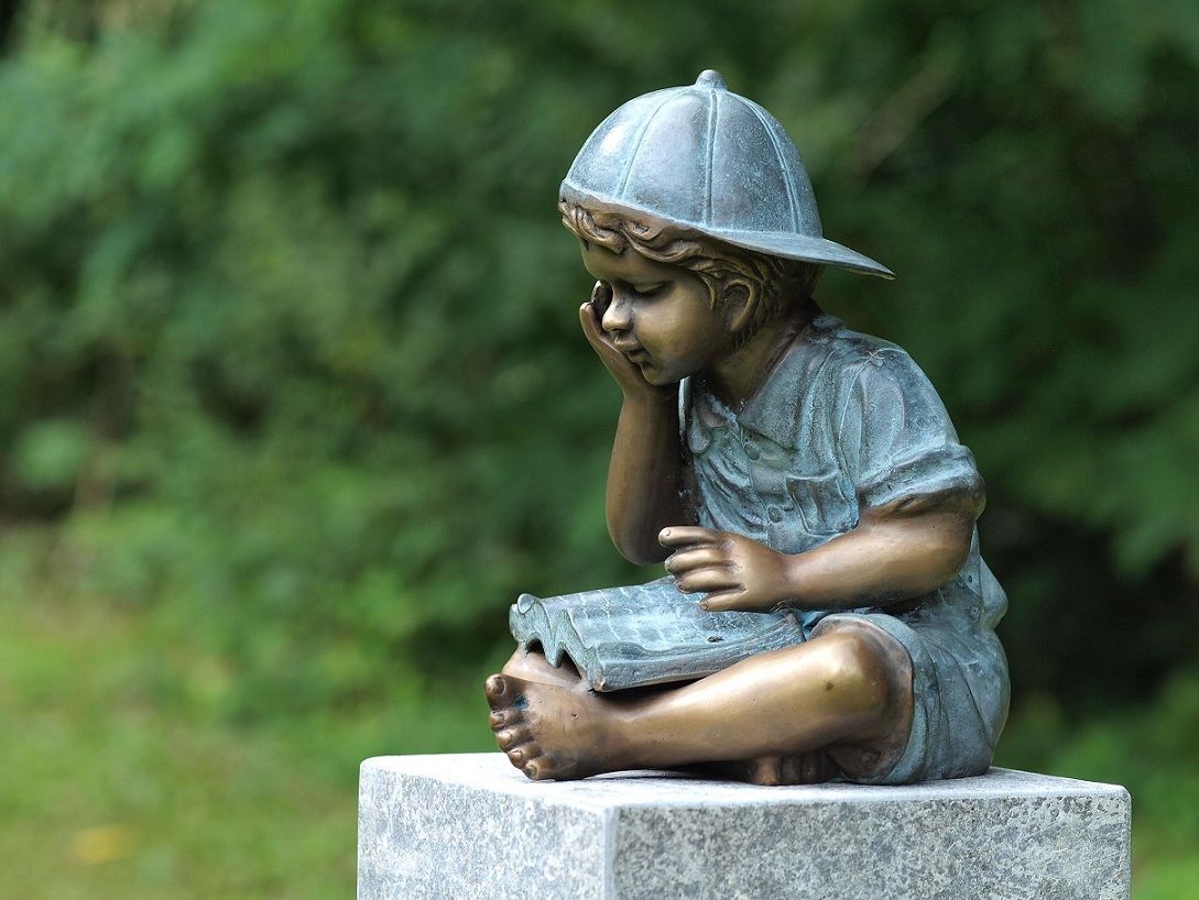 Bronzefigur Junge mit Buch