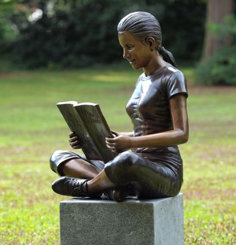 Bronzefigur Mädchen mit Buch