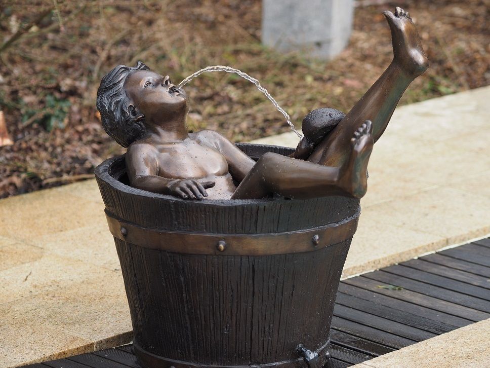 Bronzefigur Junge in Badewanne wasserspeiend