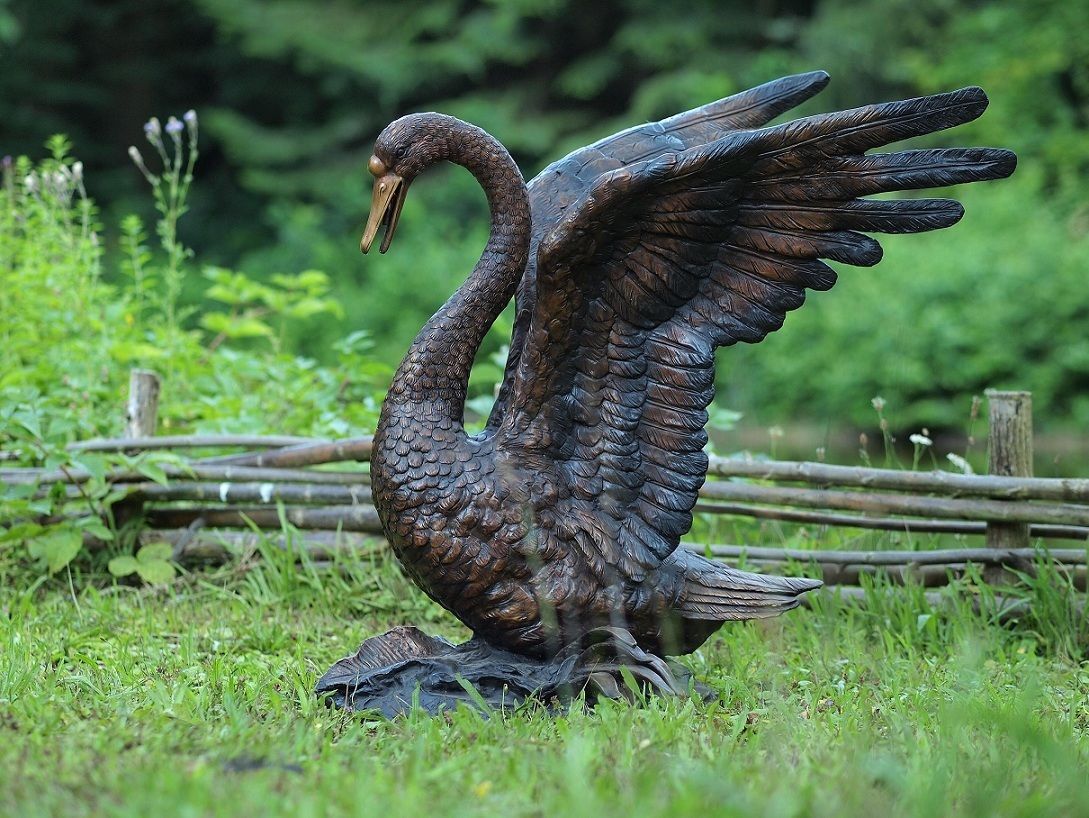 Bronzefigur Schwan als Wasserspiel