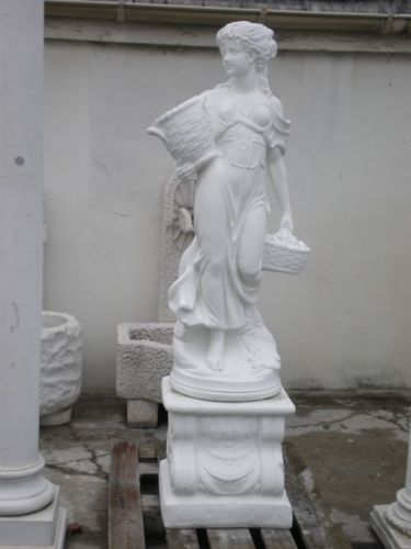 Gartenfigur Frau mit Körben