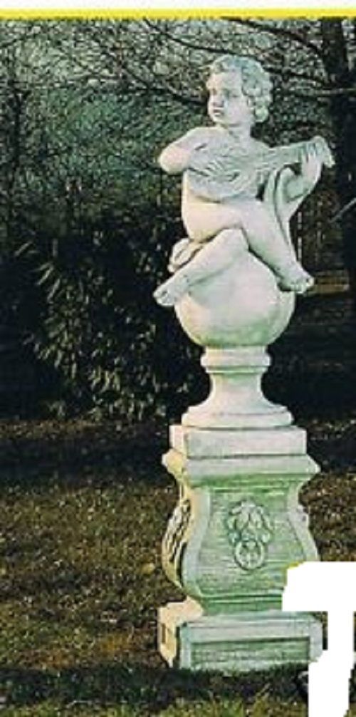 Gartenfigur Junge auf Kugel (mit Sockel) „Mandola Su Sfera“ Made in Italy