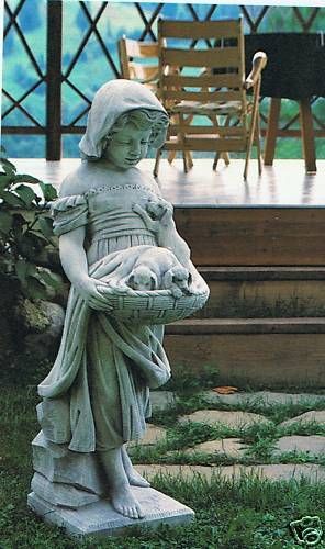 Gartenfigur „Penelope“ mit Welpen im Korb Made in Italy