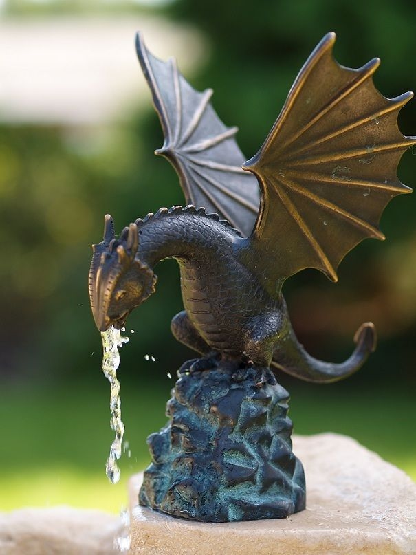 Bronzefigur Drache klein wasserspeiend